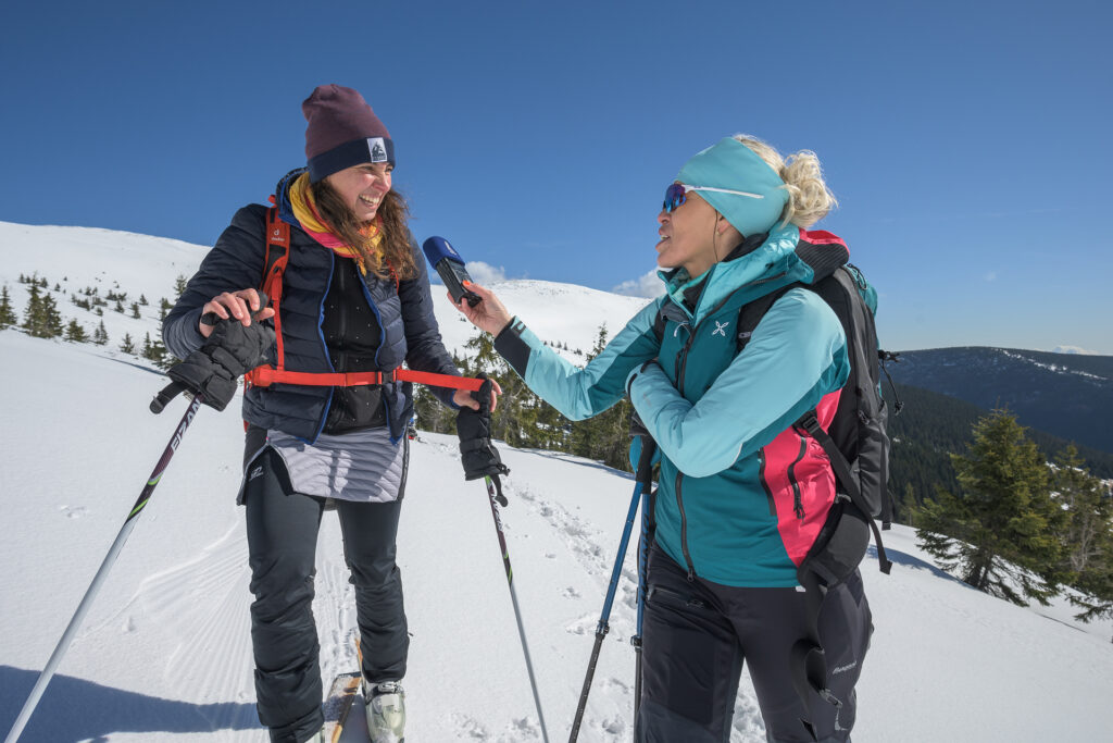 Alena Zárybnická při rozhovoru v terénu