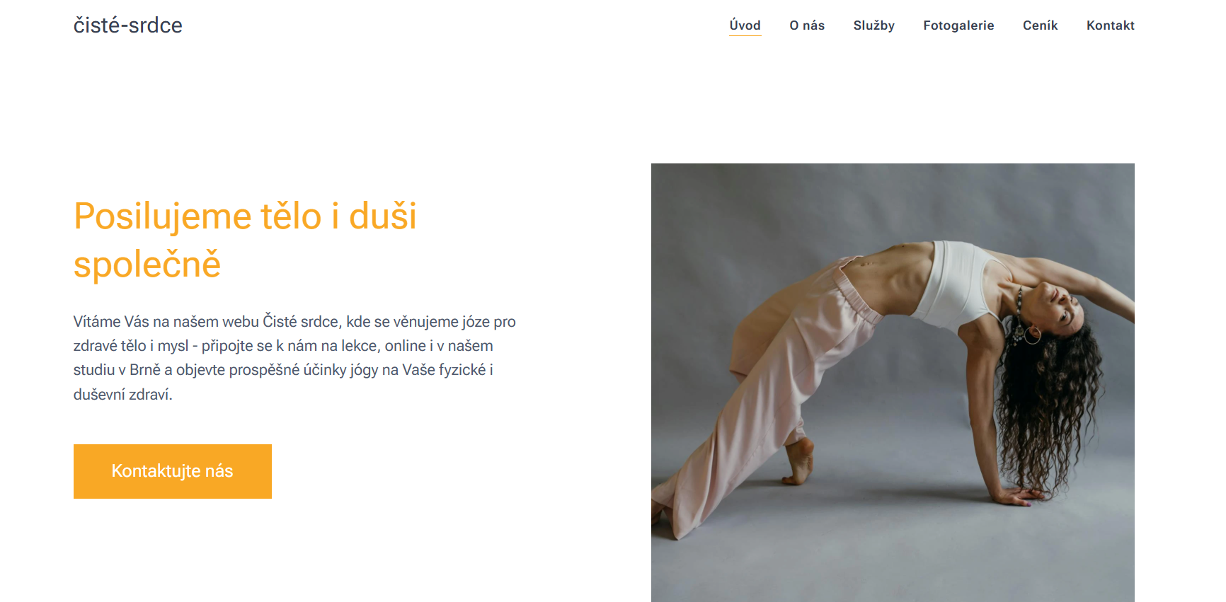 Obrázek úvodní stránky webu jógového studia vygenerovaného pomocí AI s možností úprav